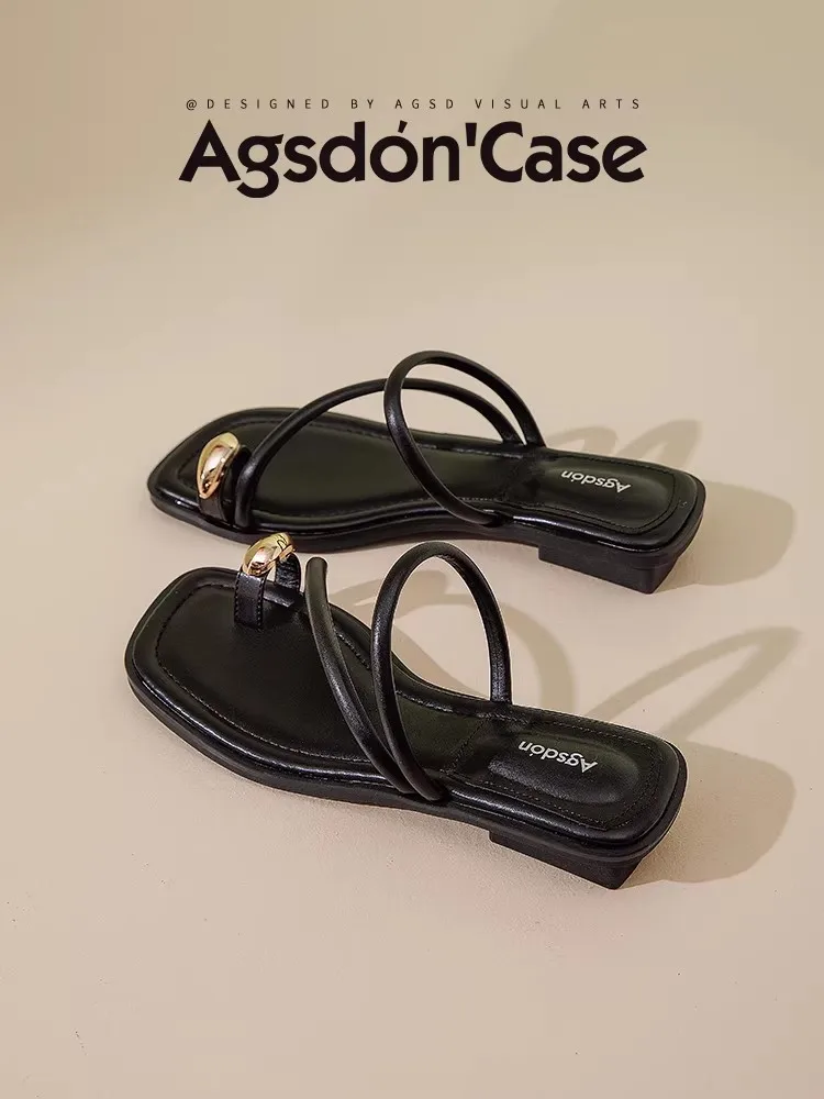 美しいデザインの黒いフラットサンダル【フレンチスタイル・クロスストラップ】：  夏の靴下なしコーデに最適な選択肢