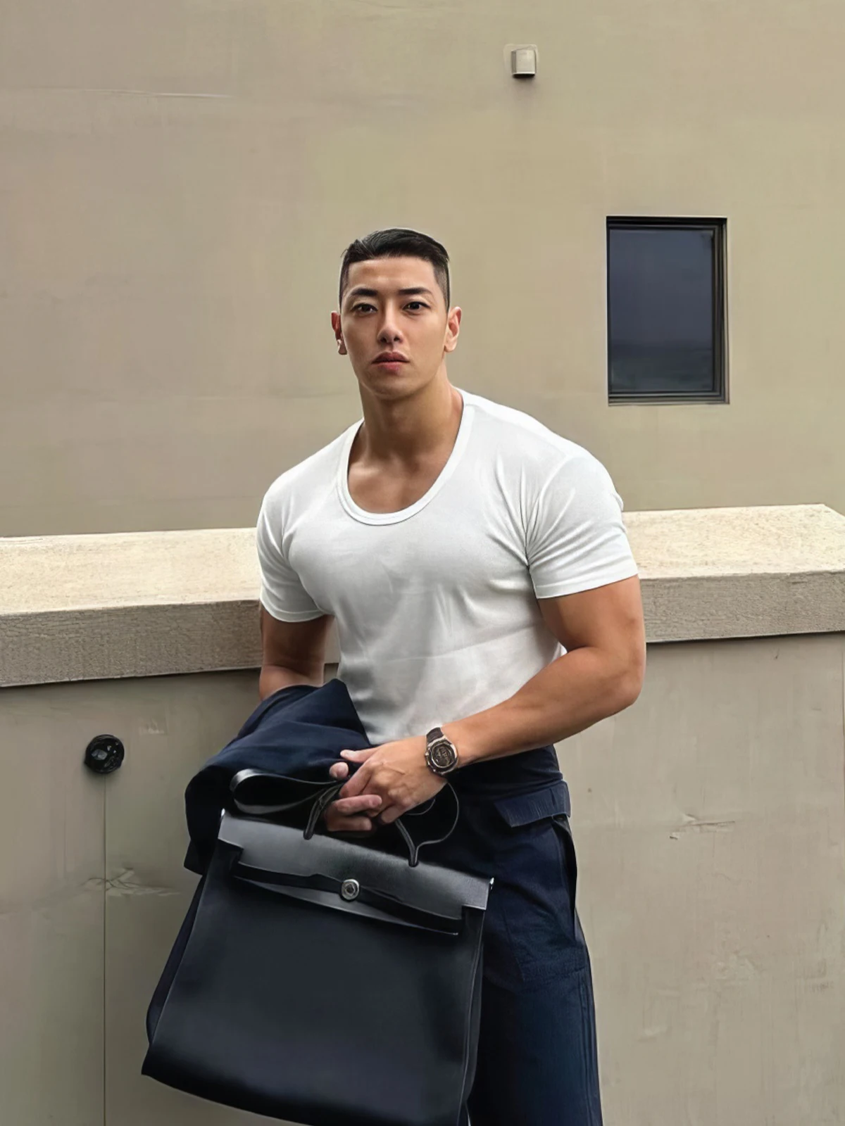 後ろ姿がきれいに見える男性のTシャツは、どう選ぶ？