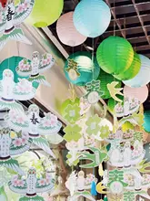 春の緑色 伝統的な書道風の凧とカラフルなランタンの吊り飾り【幼稚園用・室内装飾】