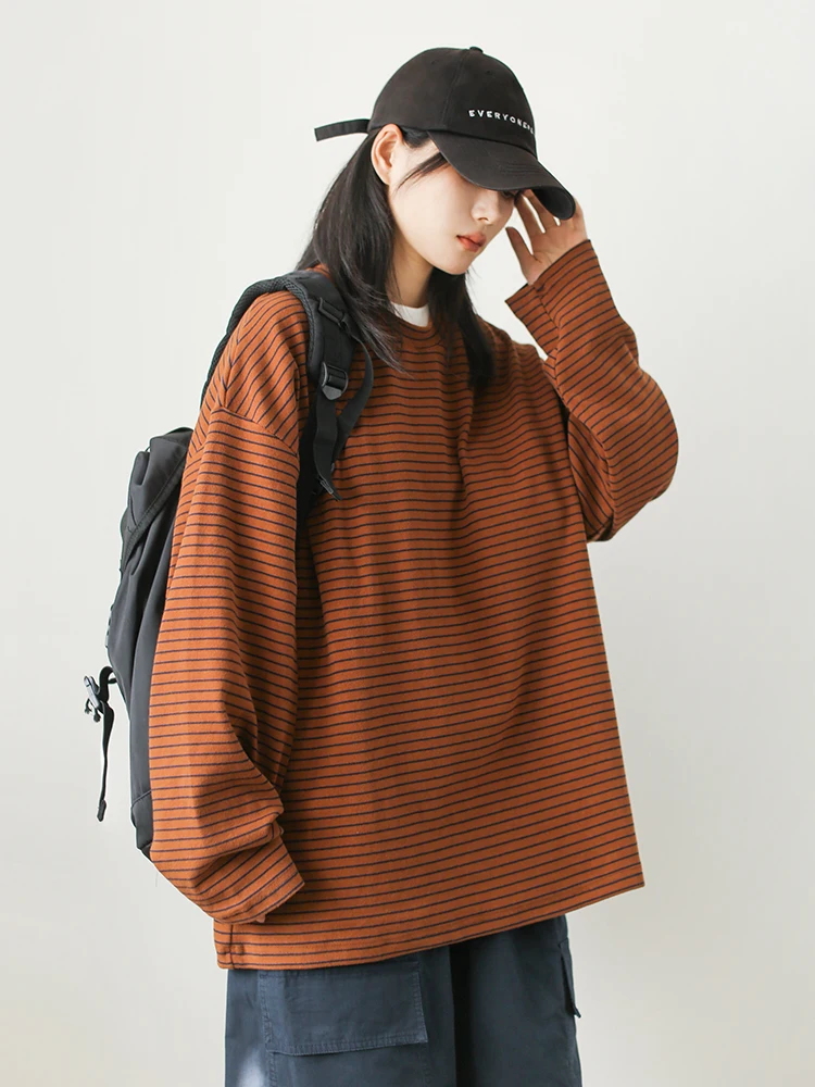 ストライプデザインのゆったりクルーネックスウェットシャツ【女性用・秋向け・カジュアルスタイル】 大人可愛い服 40代コーデに最適