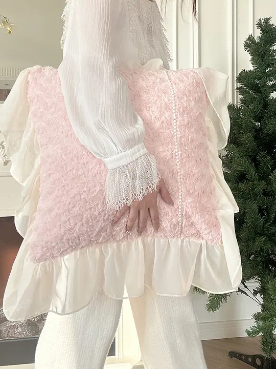 ピンクのフェイクファー抱き枕【ソファ用・かわいい雰囲気・薄型デザイン】