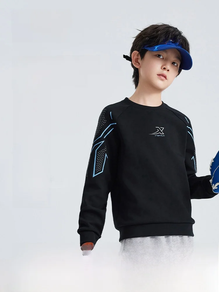 子供用スポーツフリースプルオーバー：男童向けの柔らかい肌触りと長袖設計が特徴
