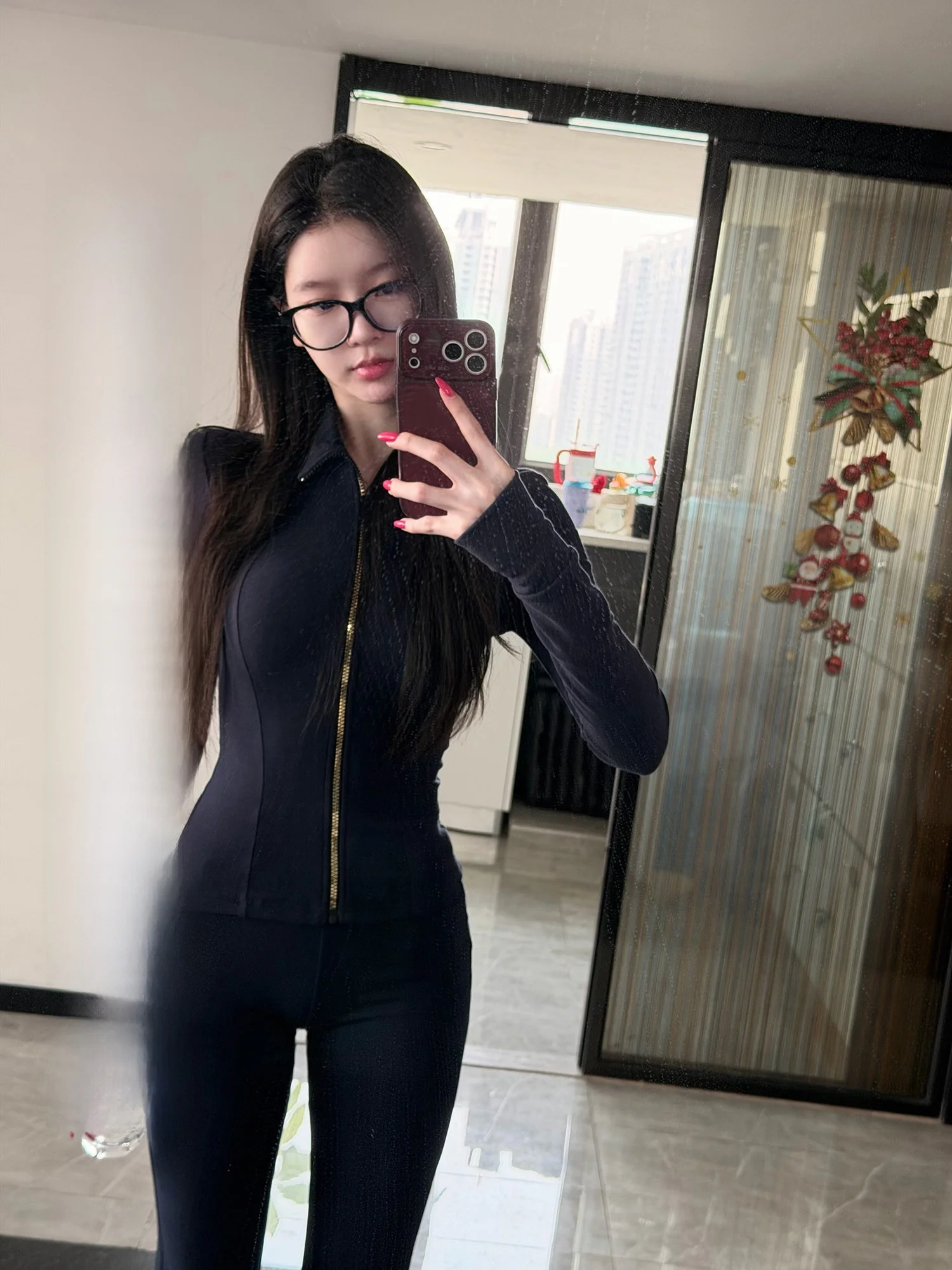 70kgの女性が毎日着て安心できる、秋冬の着こなしにぴったりなトップスとパンツは？