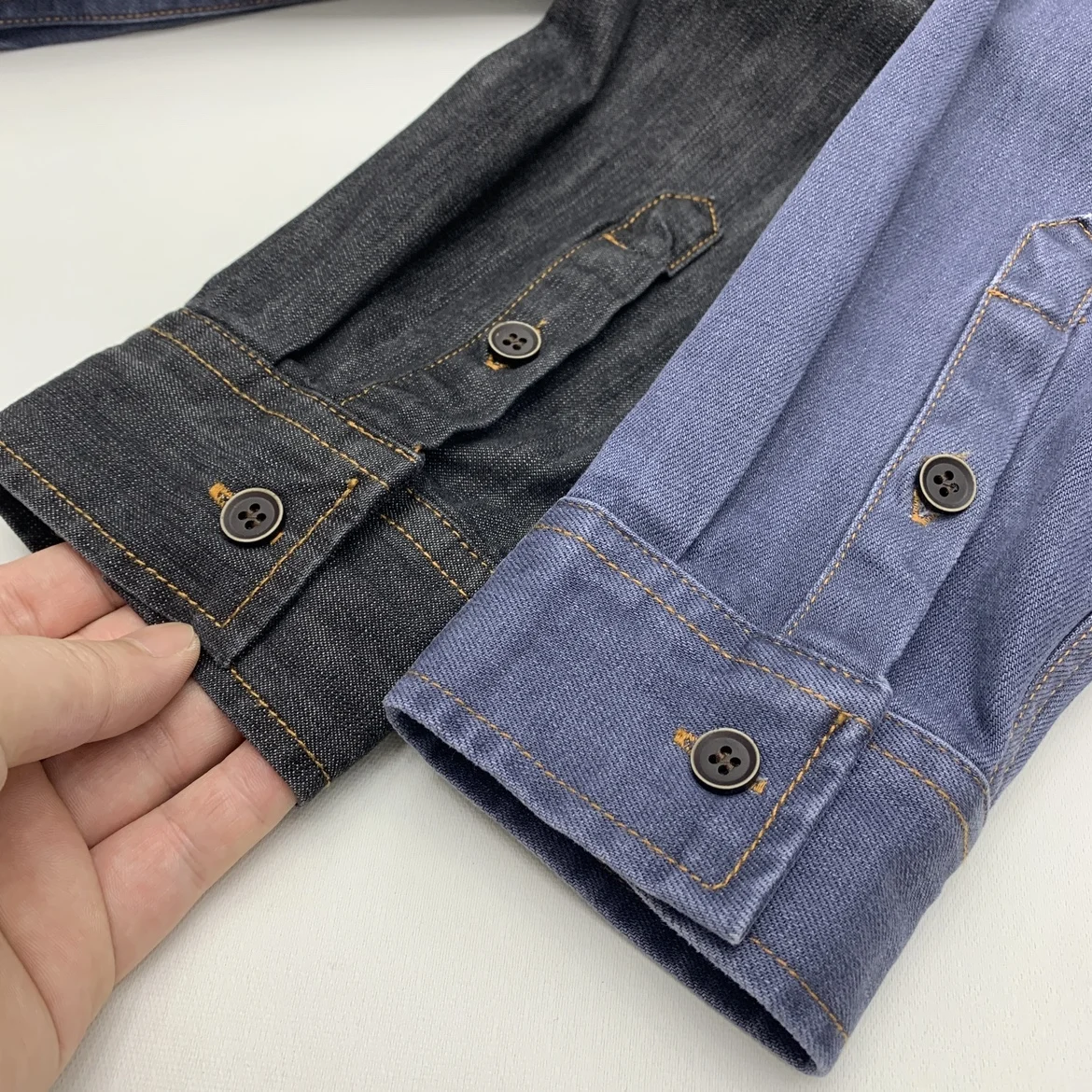 「重水洗加工のコットンデニムシャツ」は、日常のどこに置くべき？
