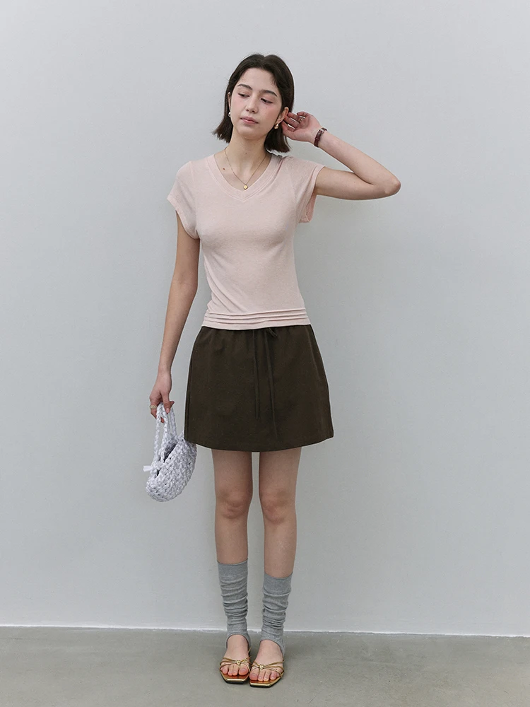 40代のプチプラファッションで老けずに見えるスタイルは？VネックフィットTシャツが解決する