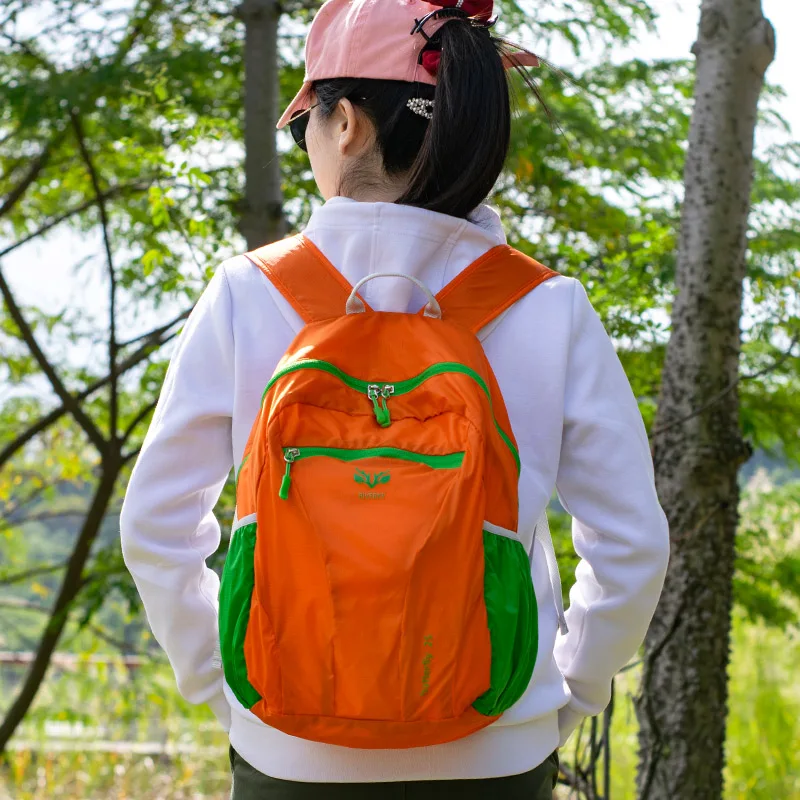 超軽量アウトドアリュック：女性用折りたたみタイプの旅行・登山に最適な選択