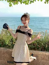 デザイン性のあるオフショルダーキャミソールドットワンピース【夏用・フレンチスタイル・ウエストリボン・フレアデザイン】