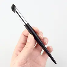 角度付きコンシーラーブラシ【極上の柔らかさ・黒の持ち手・ダークサークルやニキビ跡用】