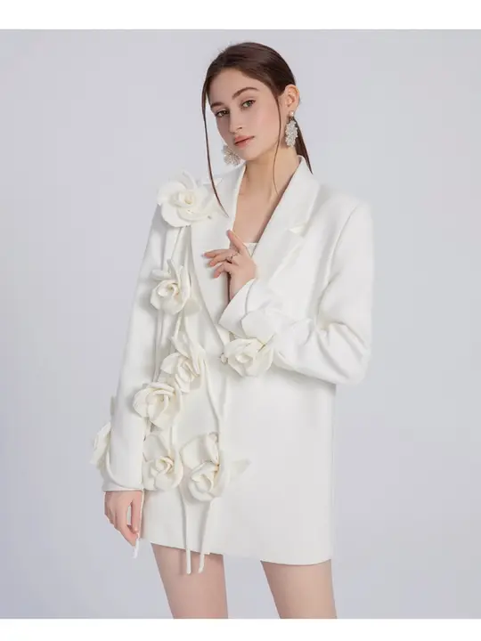 立体花デザインのホワイトレディースジャケット【エレガント・上質仕立て】