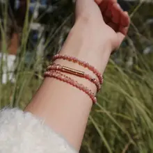 天然のレッドストーン三重巻きブレスレット【ピンク・ゴールドアクセント・ハンドメイド】（セットアップ対応）