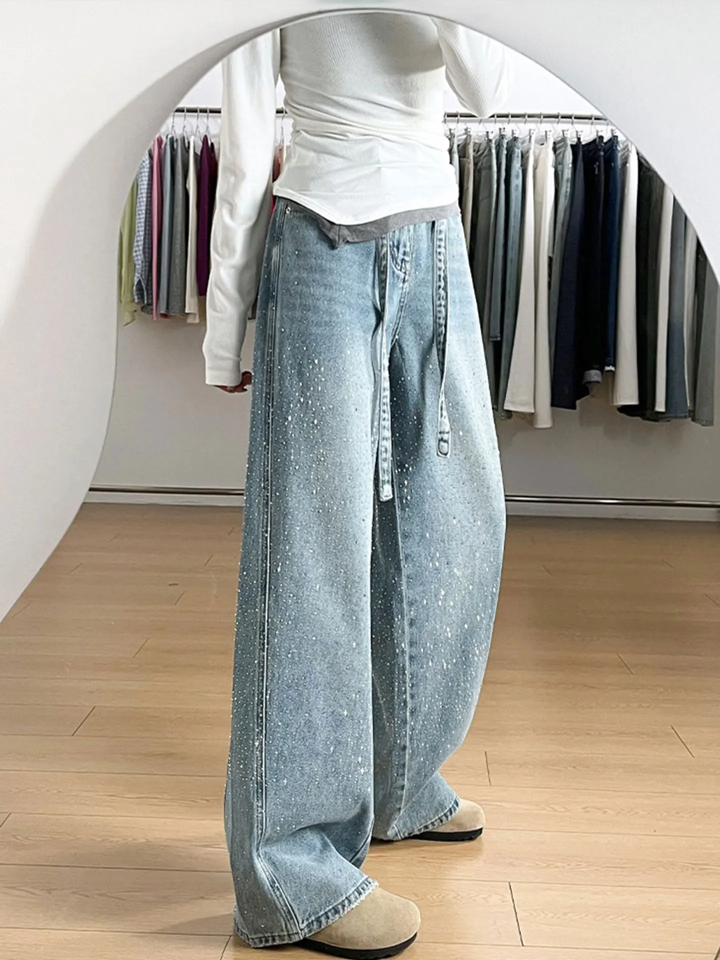 ゆったりサイズのデニムパンツ：ケミカルウォッシュ加工で自然な色落ちを実現