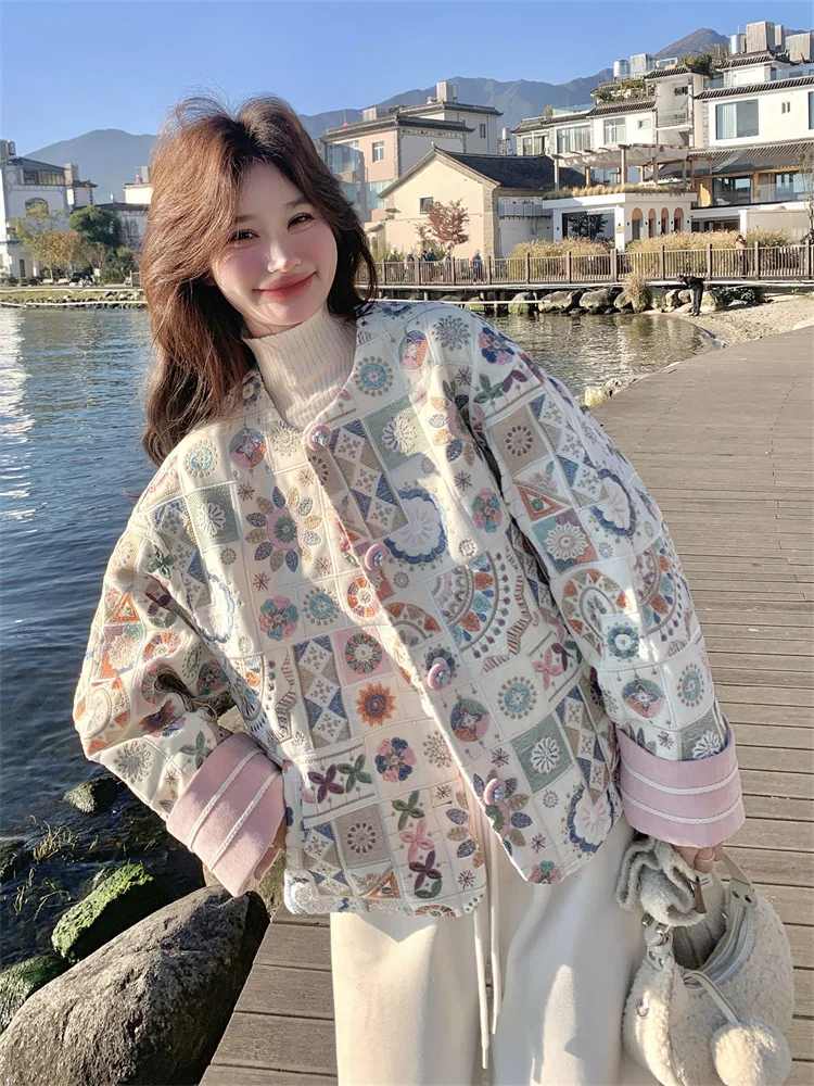 刺繍入り カラーコンビネーション短丈ジャケット：女性向けのスタイリッシュで実用的な春秋ファッションアイテム