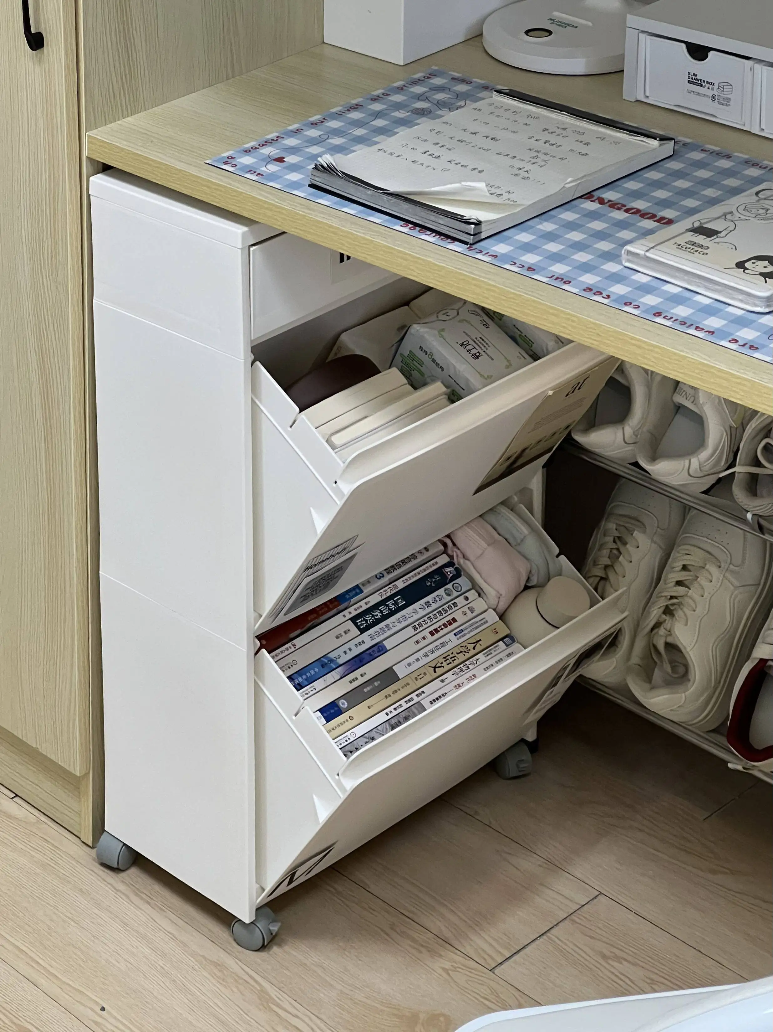 デスク下収納キャビネット：フロアタイプの収納力と設置実際の検証