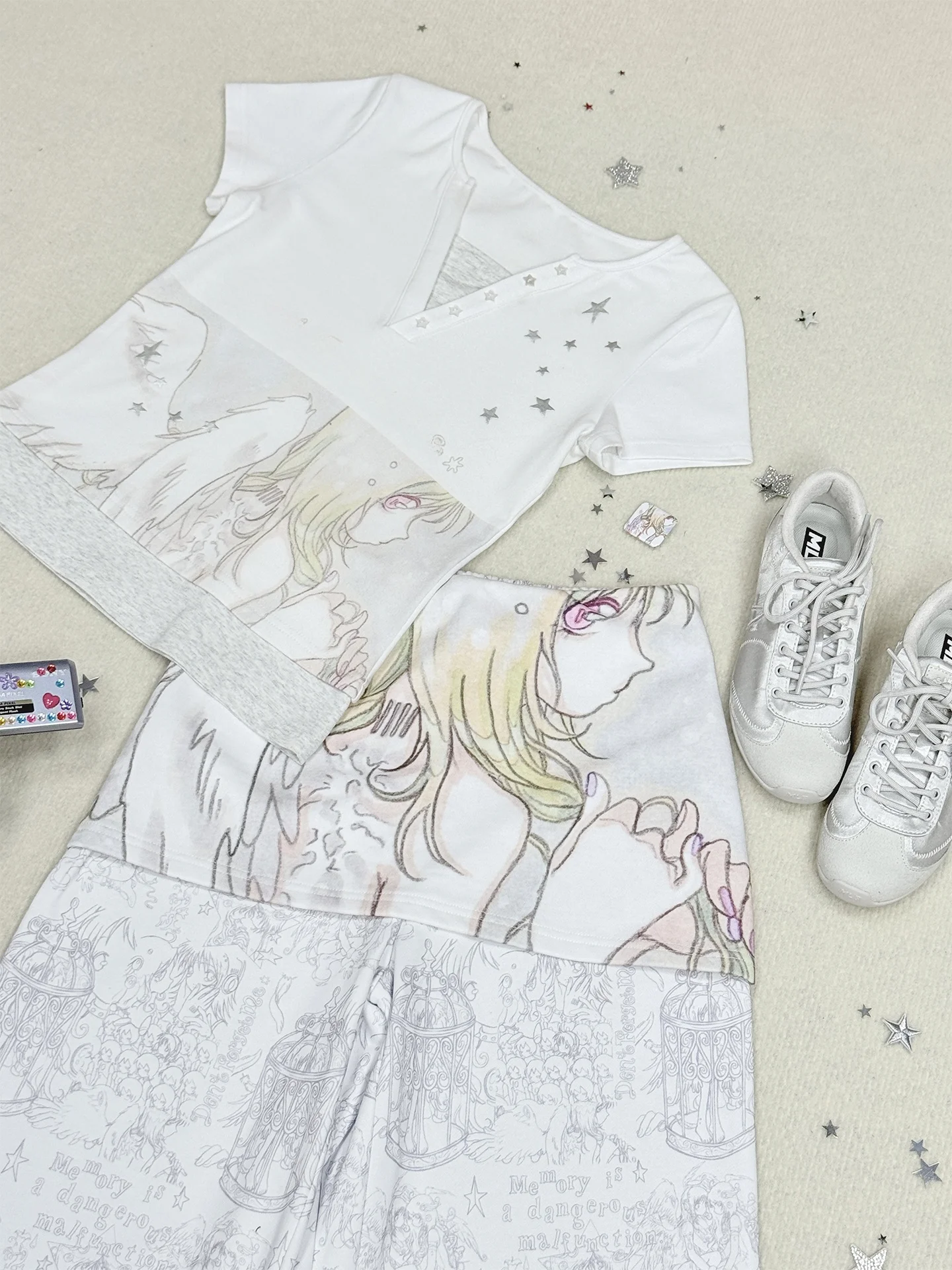 Y2KスタイルのアートプリントTシャツ：エンジェルデザインが特徴的な白銀加工半袖の実用性とデザイン分析
