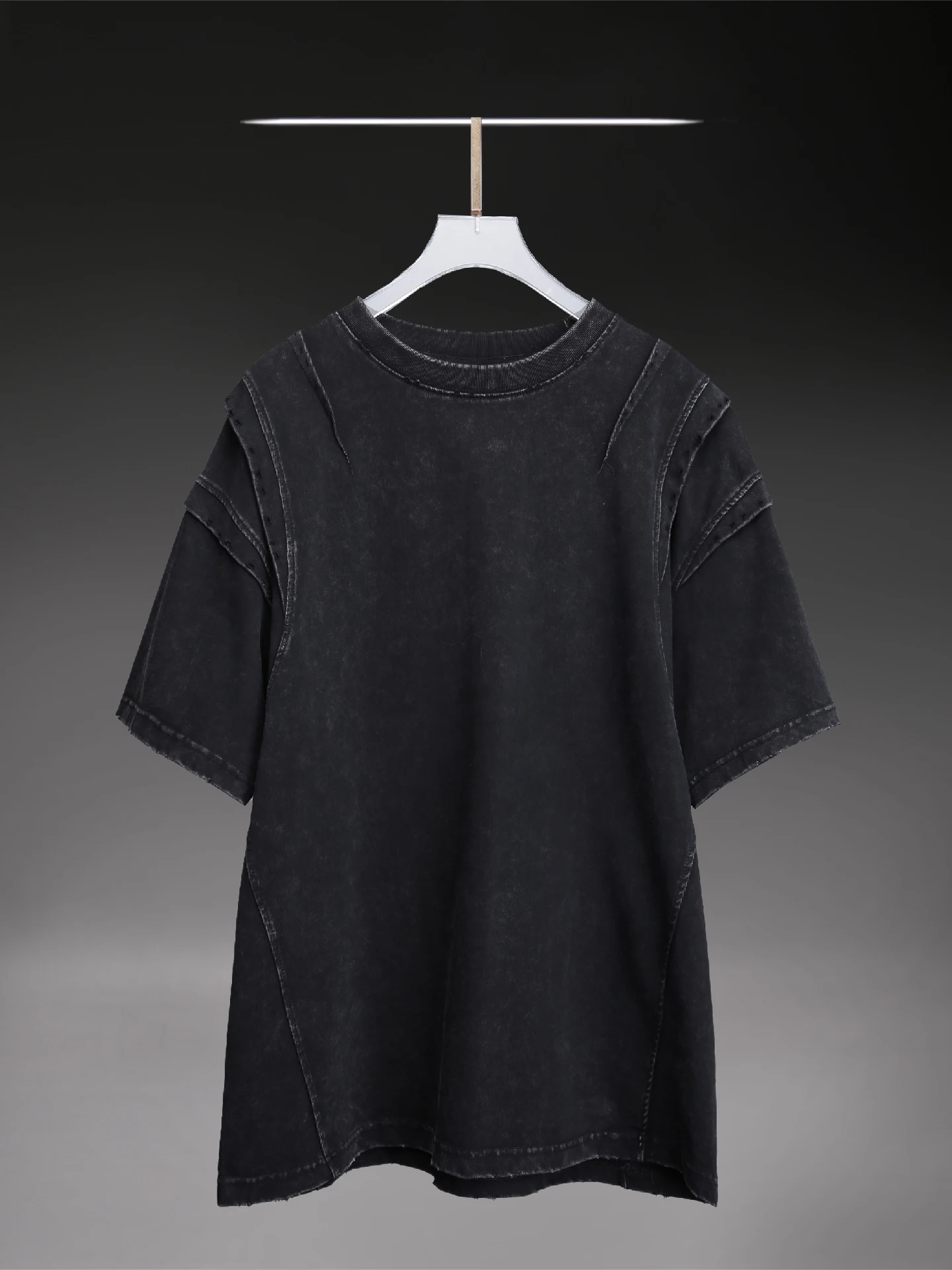 黒Tシャツが色褪せするのを防ぐには？アンティーク風の重厚感あるTシャツが解決する理由