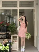 ピンクVネックの網目付きチェックワンピース【夏用・ウエストマーク・柔らかいデザイン】
