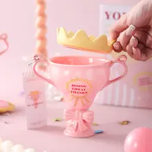 美しいデザインの陶器製マグカップ【ふた付き・ストロー付き・女王賞トロフィー】