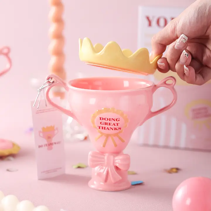 美しいデザインの陶器製マグカップ【ふた付き・ストロー付き・女王賞トロフィー】