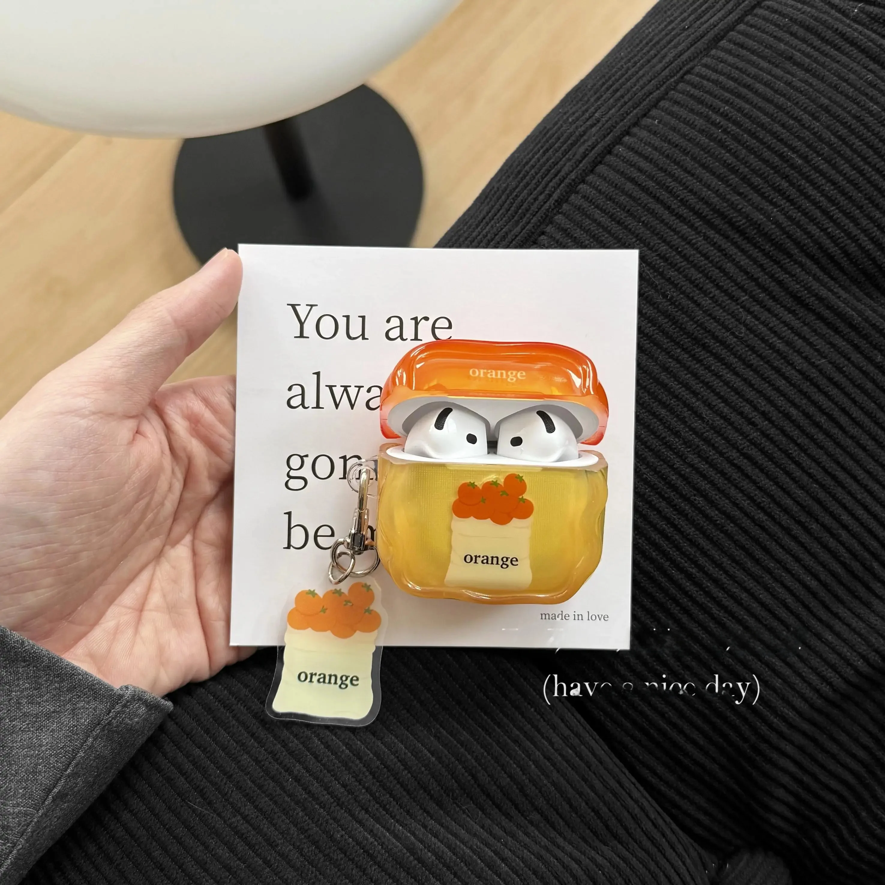 オレンジイラストのAirPods用ケース：スタイリッシュで防落設計のApple対応ケース