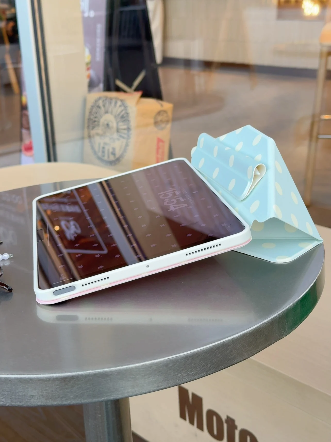 ドット柄磁気吸着式タブレットケース：iPadの日常使用に最適な高さ調整機能と分離可能なペンケース