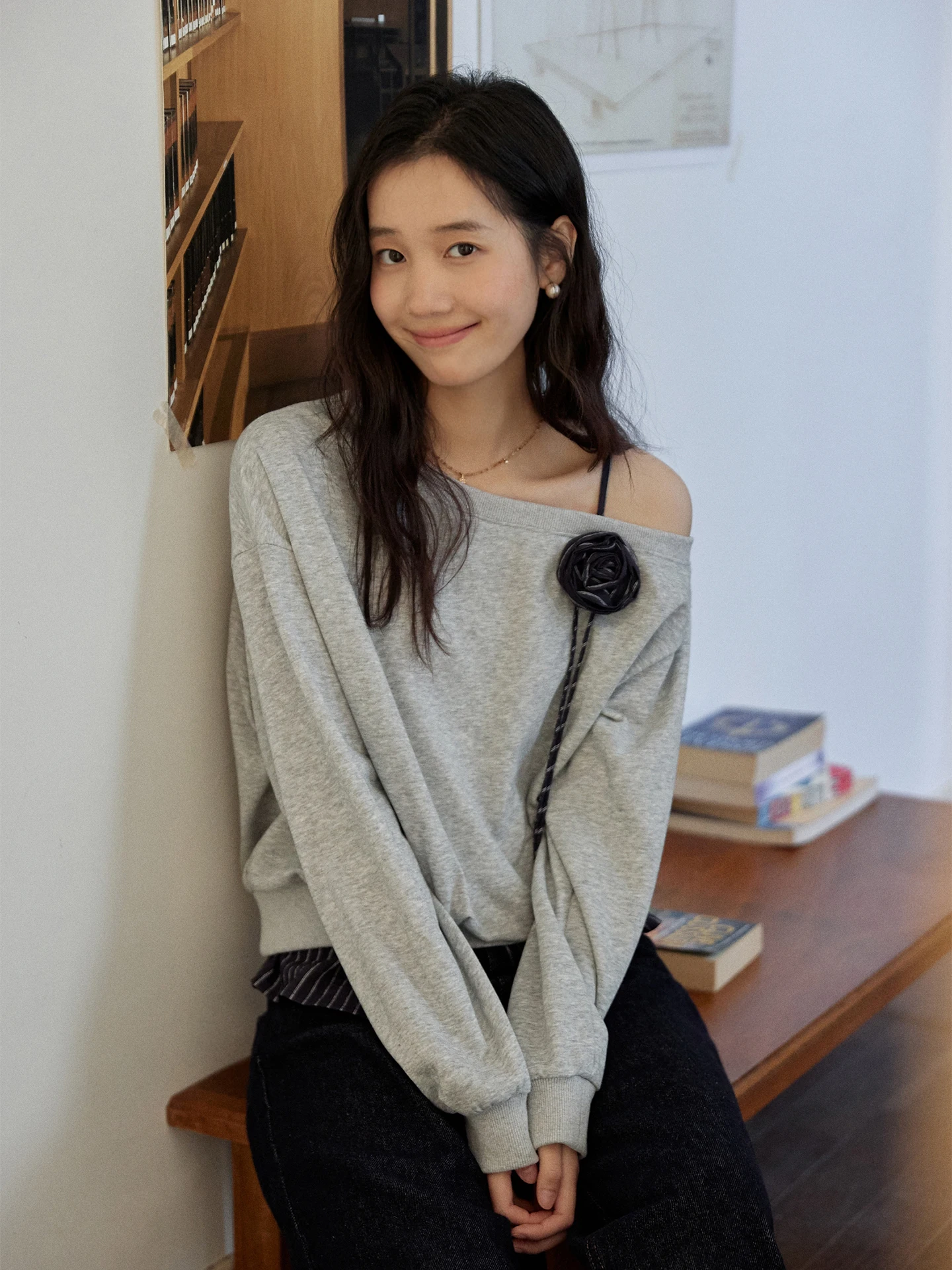 春用立体花柄斜肩露出トップス：tシャツワンピース コーデ とろみシャツ コーデ に最適なゆったりシルエット