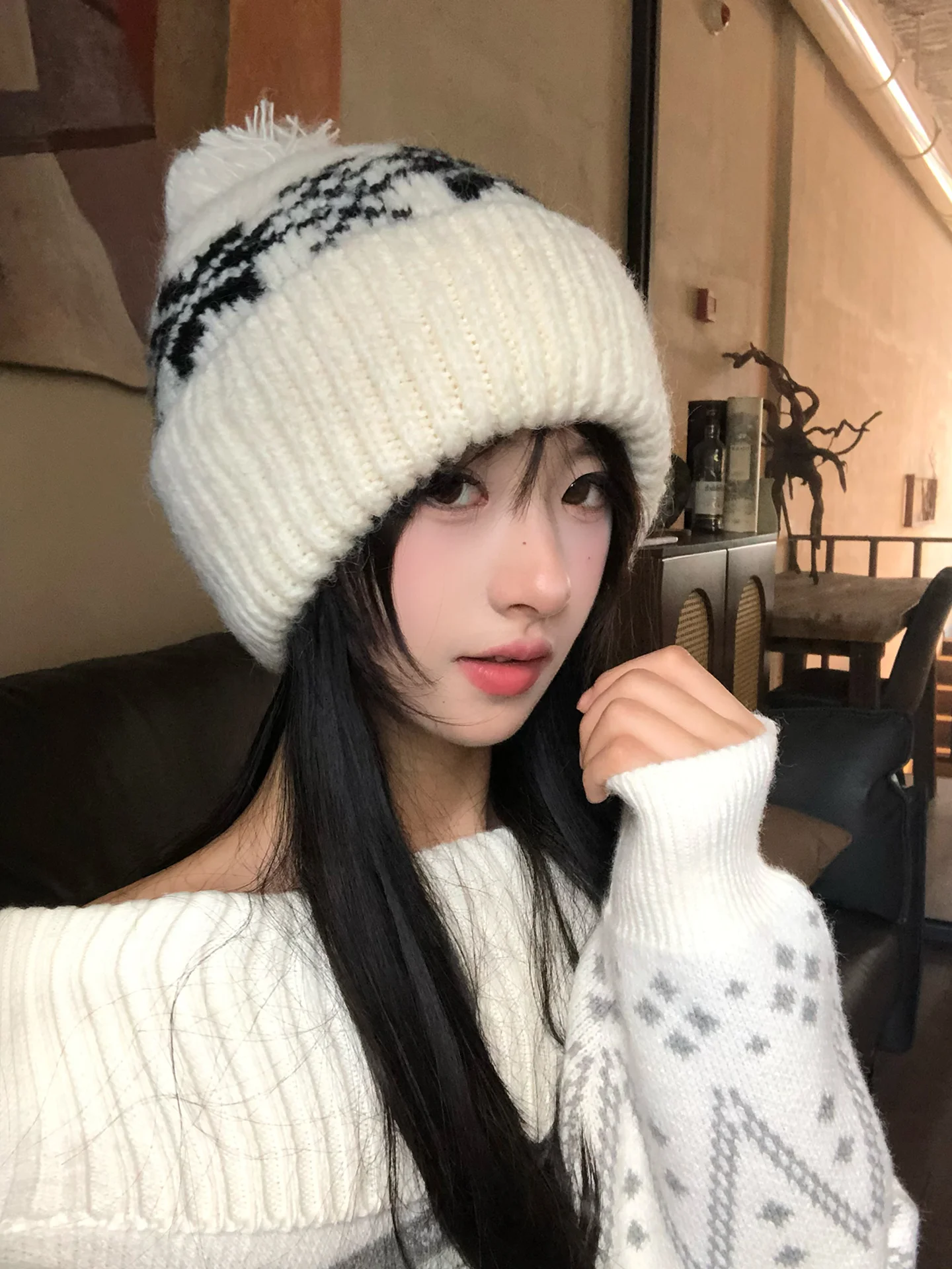 レトロフェアアイル柄ポンポンニットキャップ：冬用厚手ニット帽 の保温性とデザイン特性