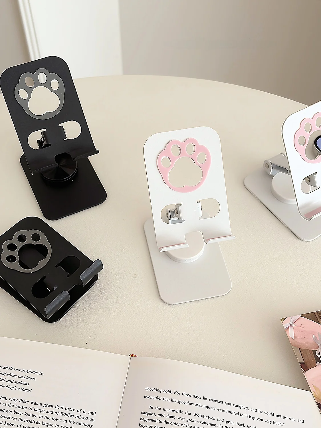 可愛い猫の肉球デザインスマホスタンド：360度回転と折りたたみによるデスクでの使いやすさ