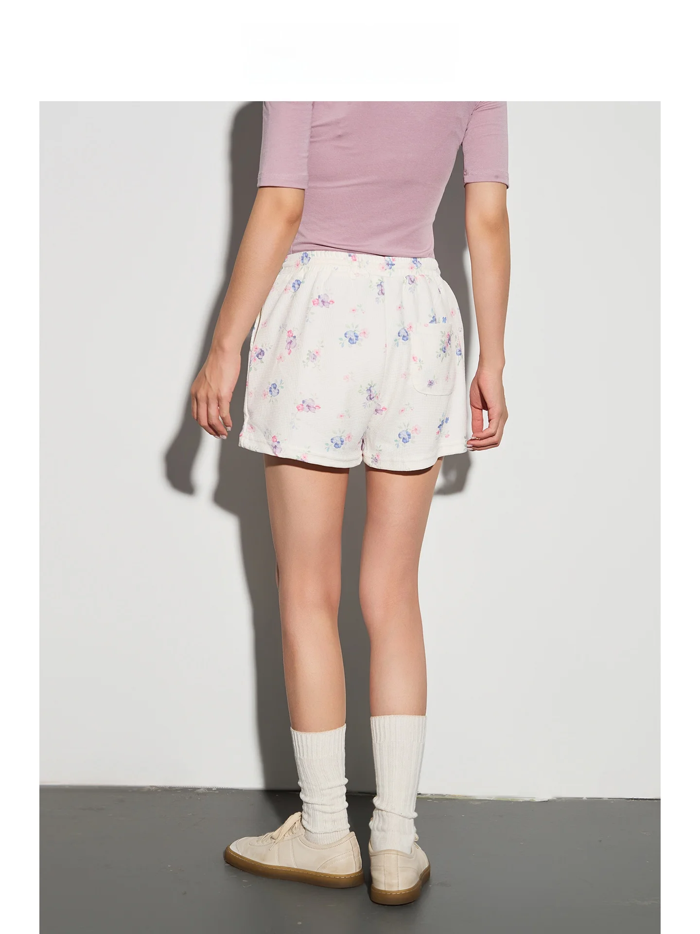 柔らかな花柄ショートパンツ：ウエストゴムとドローストリングで実用性とカジュアルスタイルを実現