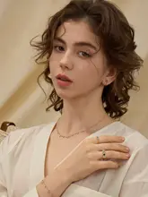 秘密の花園モチーフの耳飾り【ブルー調・軽やかで高級感のあるデザイン・女性用】