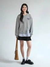 ストライプ柄刺繍入りグレーのスウェットトップス【春季用・ゆったりシルエット・大きいサイズ】（セットアップ対応）