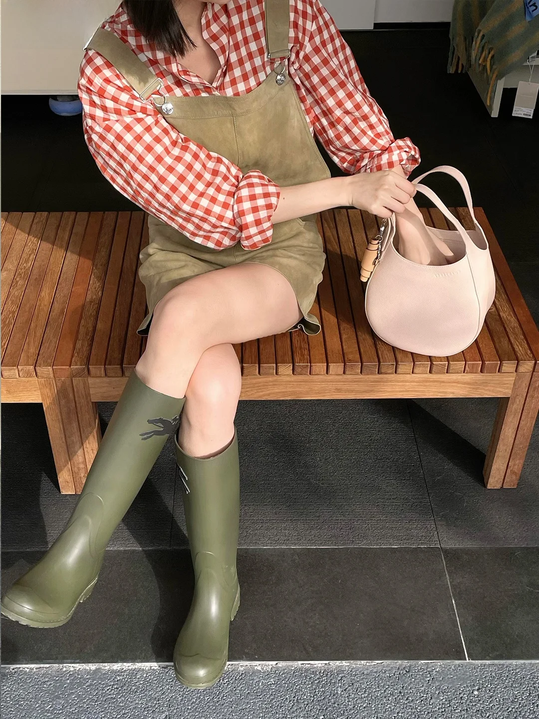 40代プチプラファッションで失敗しないコーデは？レトロなチェックシャツとサロペットパンツの組み合わせが答え