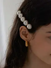 レトロなデザインの金属製ビッグフープピアス【個性的な麻花モチーフ】