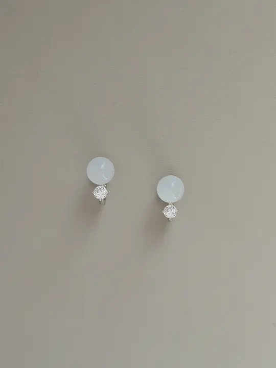 白玉髓とジルコンのピアス【耳たぶに穴あけ不要・エレガントな中華風デザイン】