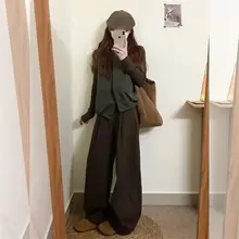 秋の日に最適なオシャレ！グリーンベストとワイドパンツのコーディネート（セットアップ対応）