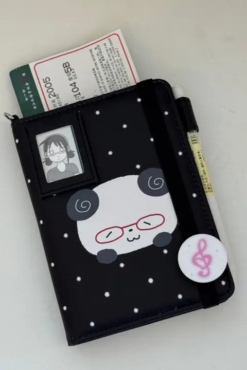 かわいらしいパンダデザインのパスポートケース【ドット柄・多機能収納】