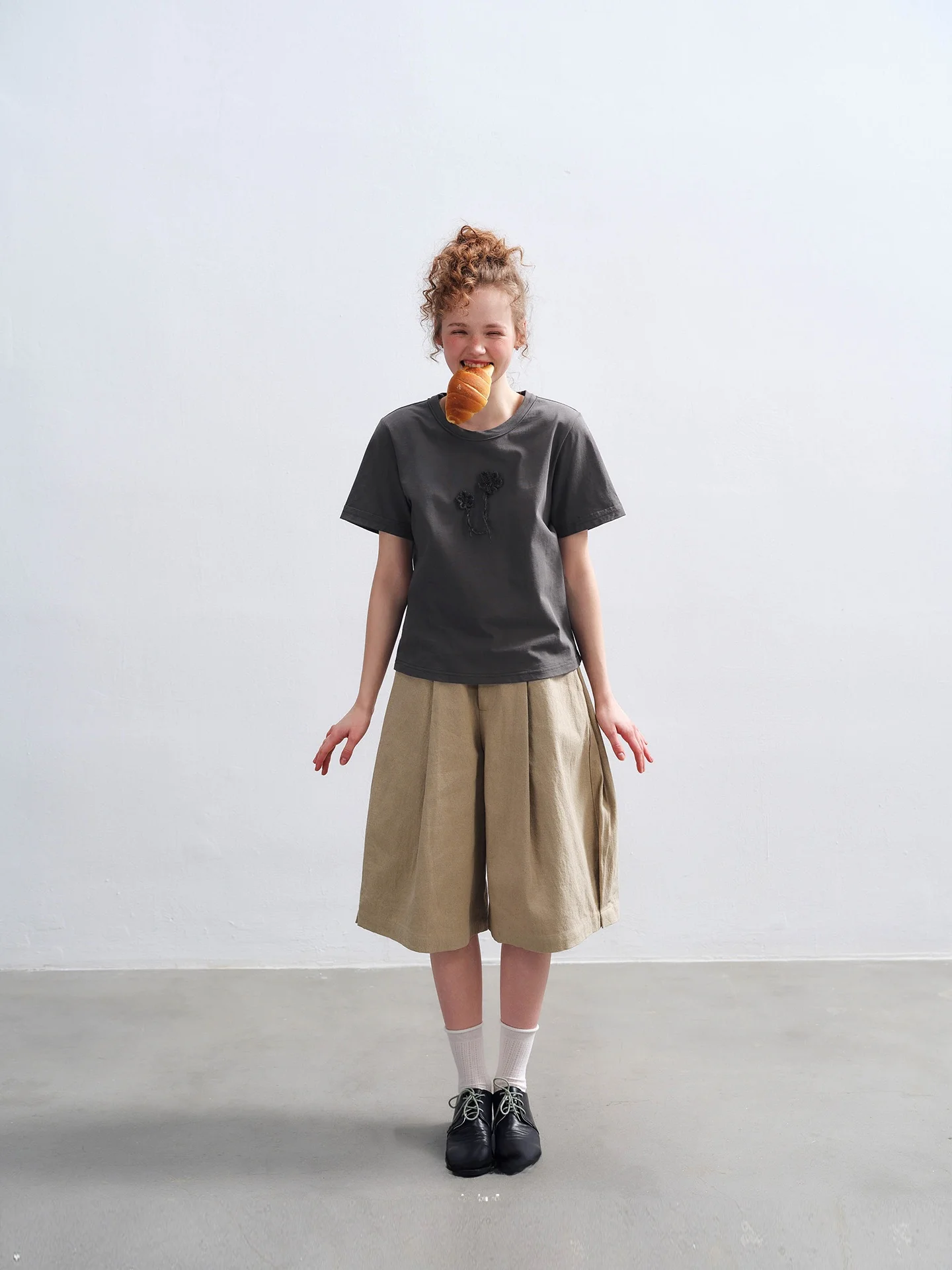 「tシャツ アレンジ」でかっこいい着こなしを実現するには？手作りフラワーモチーフTシャツの使い方を徹底解説