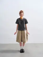手作りフラワーモチーフのラウンドネック短袖Tシャツ【コットン100%・スリムフィット】