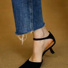 羊革製 ミドルヒールポインテッドトゥパンプス【ブラック・スエード調・アンクルストラップ】
