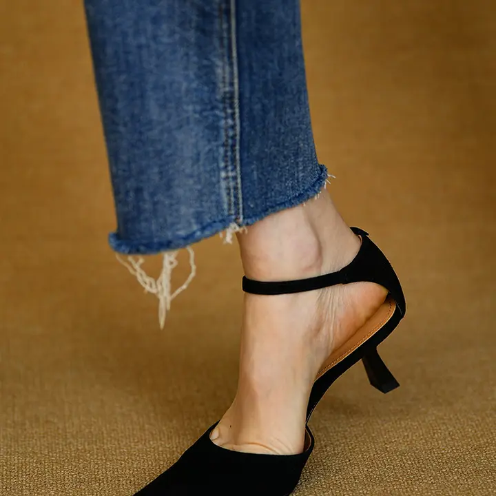 羊革製 ミドルヒールポインテッドトゥパンプス【ブラック・スエード調・アンクルストラップ】

