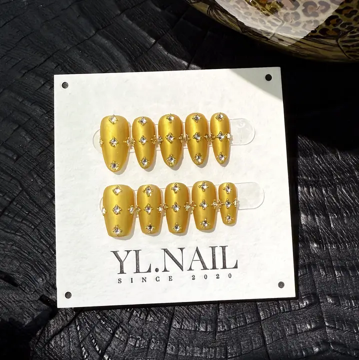 マットゴールドのクラウンデザイン ネイルチップ【手作り・宝石装飾・個性的】