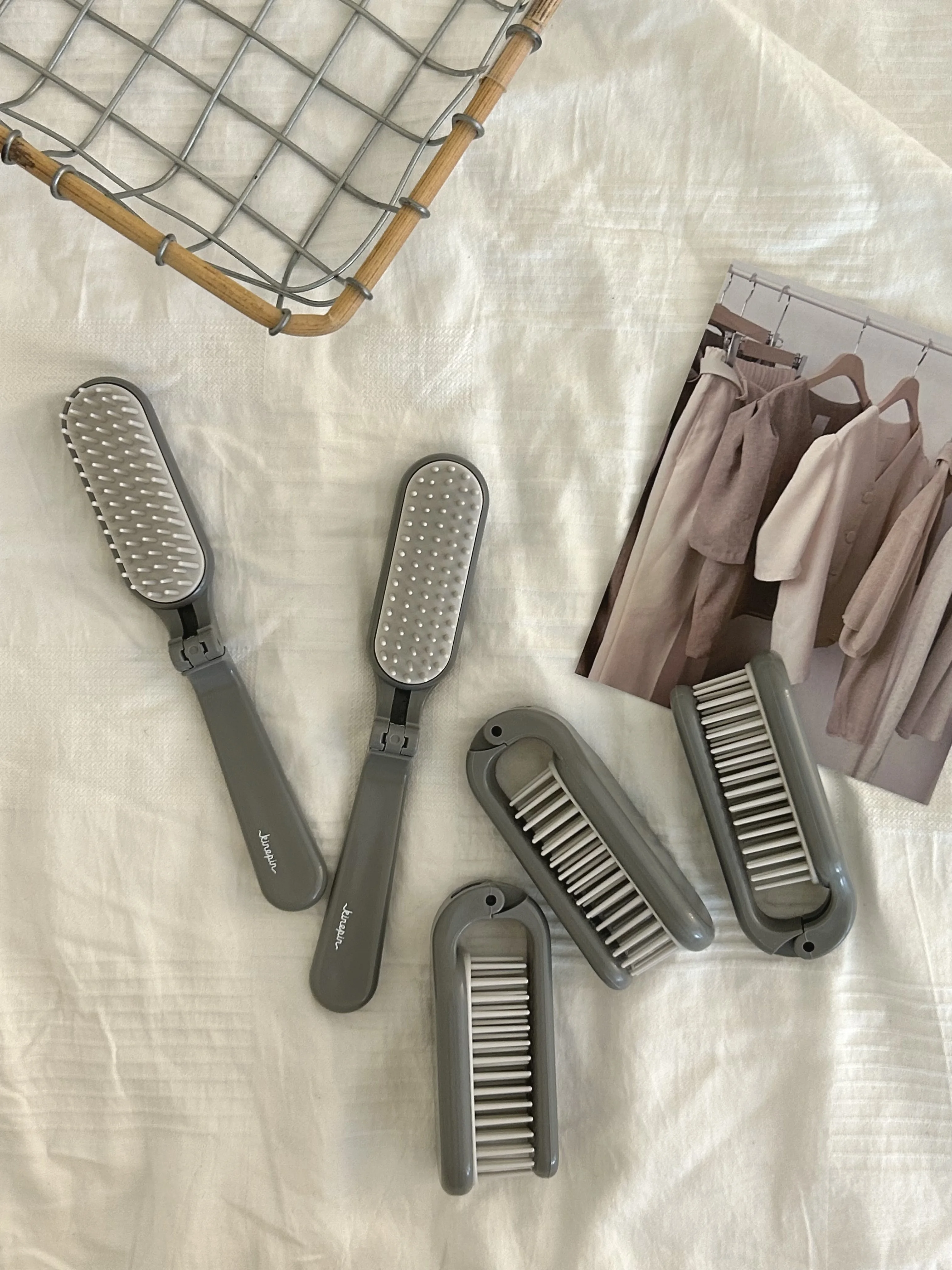 可愛いミニ折りたたみヘアブラシ：旅行や日常で柔らかくまとめるための実用設計