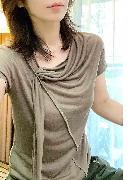 非対称デザインのひねり付きショートスリーブTシャツ【極上の柔らかさ・ドレープ感・スリム効果】