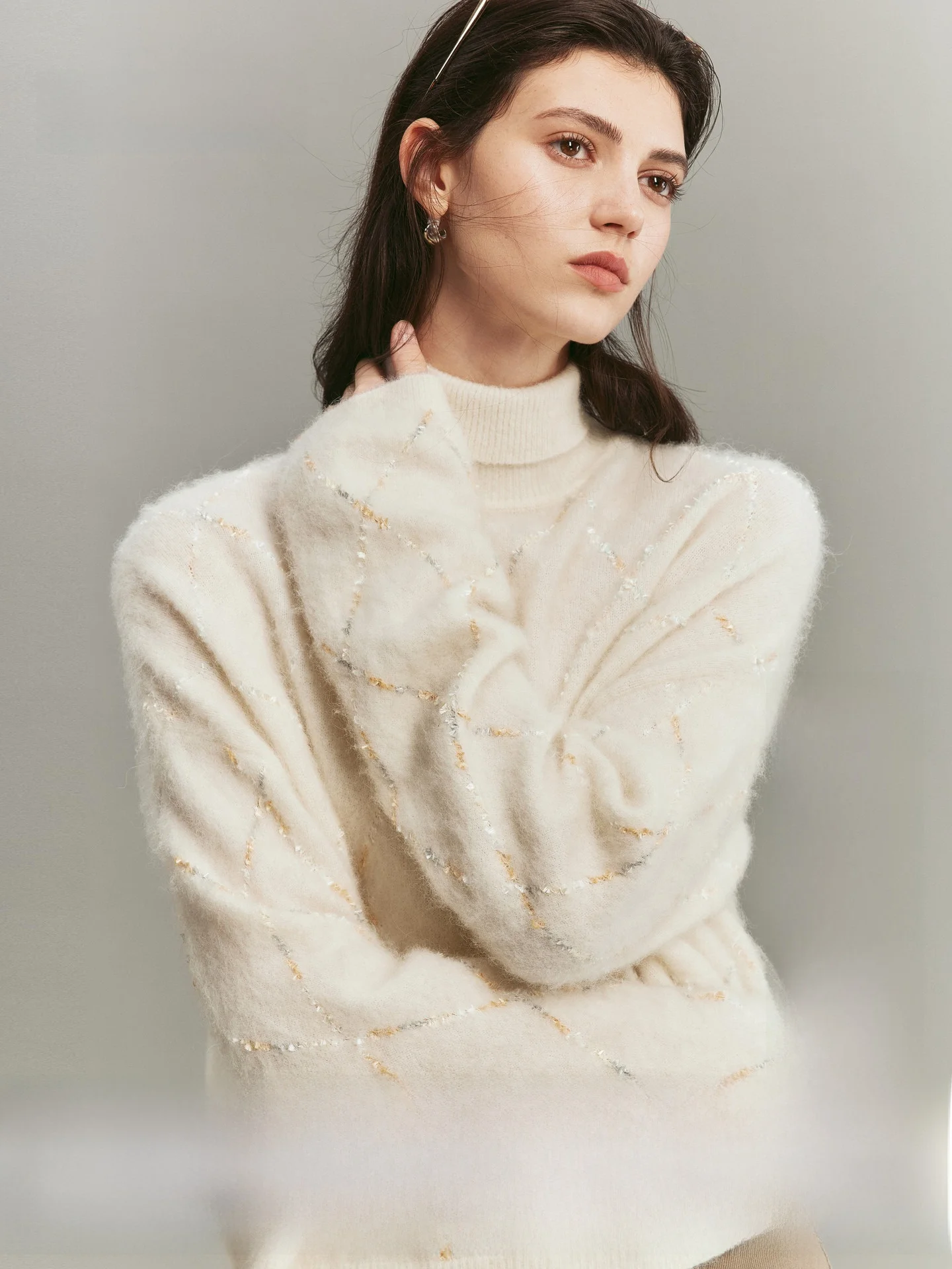 ヴィンテージ映画風 アルパカウール混合カラー配色ケーブル編みハイネックニット：グレーとベルベットホワイトのコントラストで通勤スタイルを完成