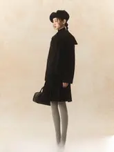 大きな翻領のリボン付きショートコートとプリーツスカートの冬用ファッション（セットアップ対応）