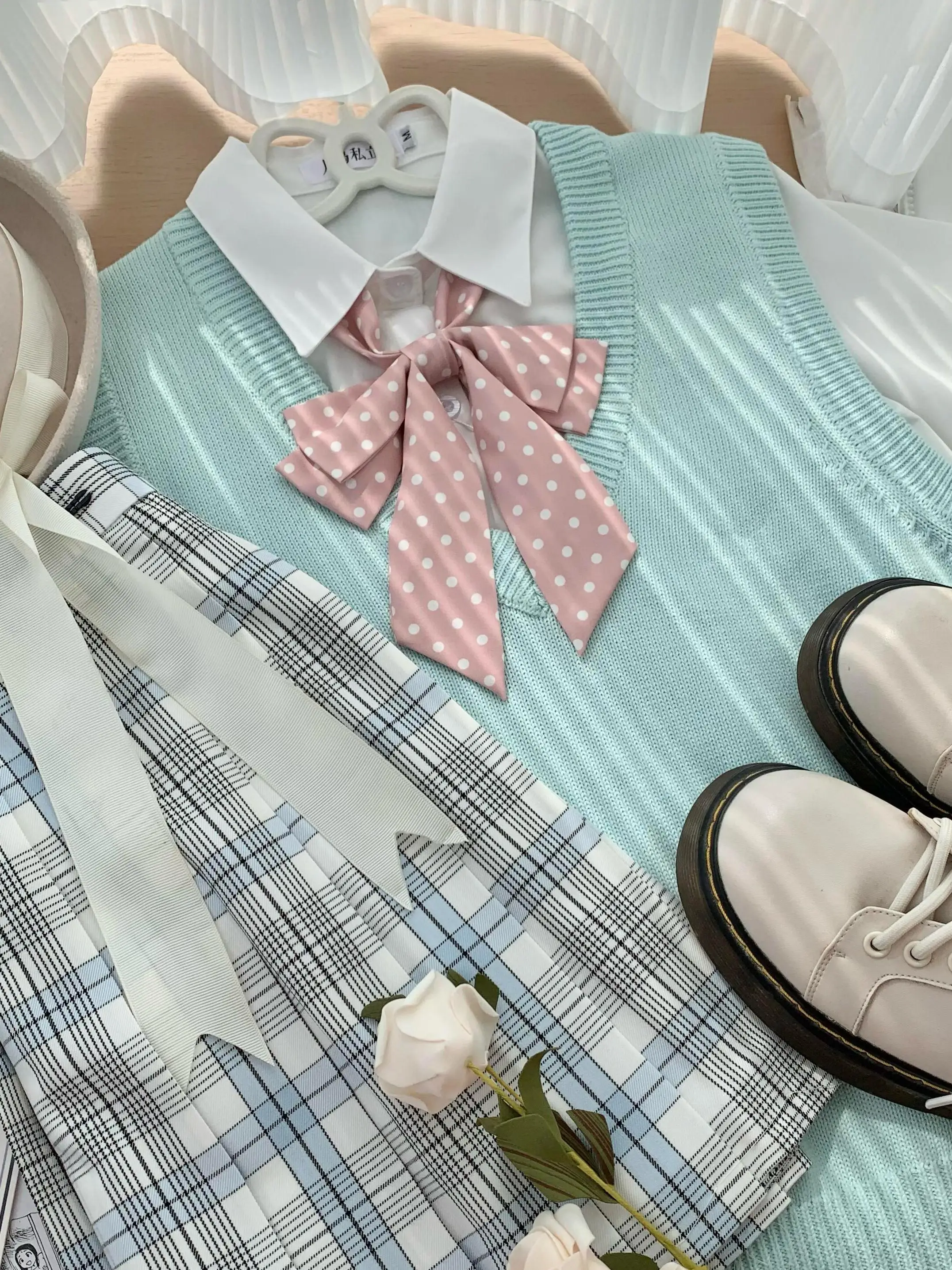 春の服装で迷わない！ドット柄水手服が通勤にも合う理由は？