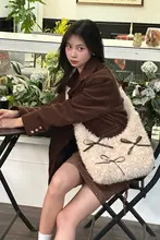 可愛らしい蝶結びデザインの大容量ショルダーバッグ【フワフワ素材・豆乳の巻き毛】