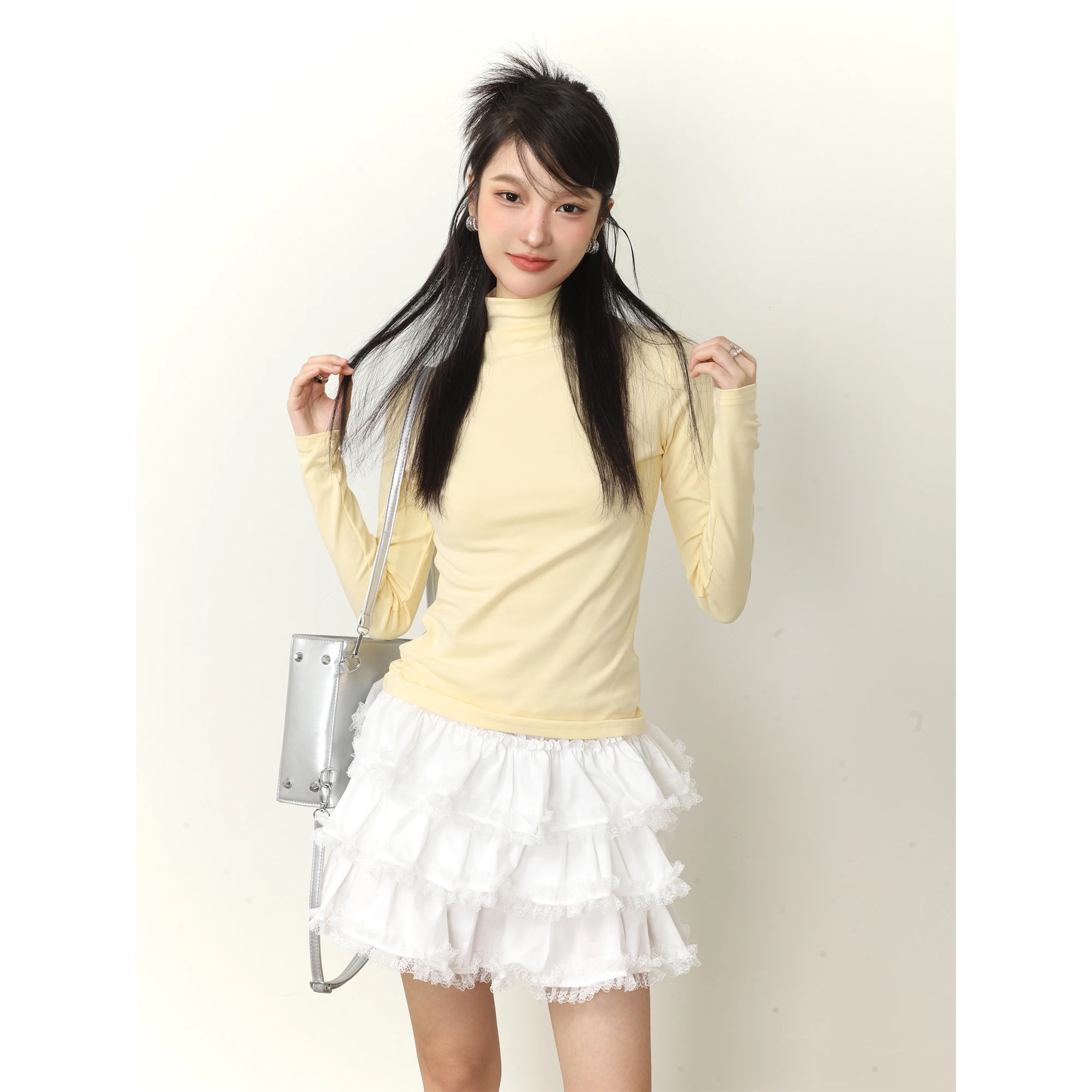 大人可愛いの本質とは？高めの襟Tシャツで実現する自然なスタイル
