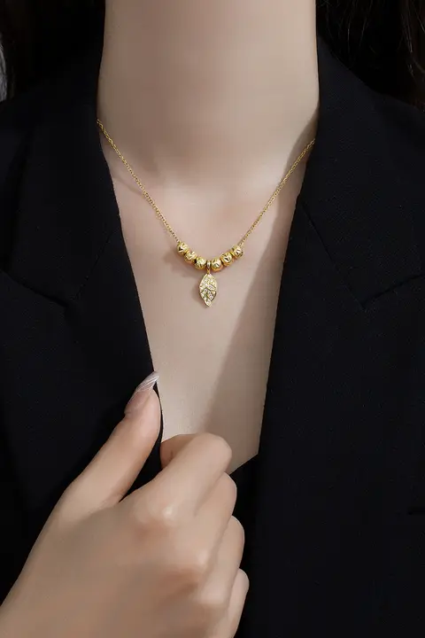 洗練されたデザイン！金色の枝葉モチーフネックレス【ステンレス製・華やかさを引き立てる】