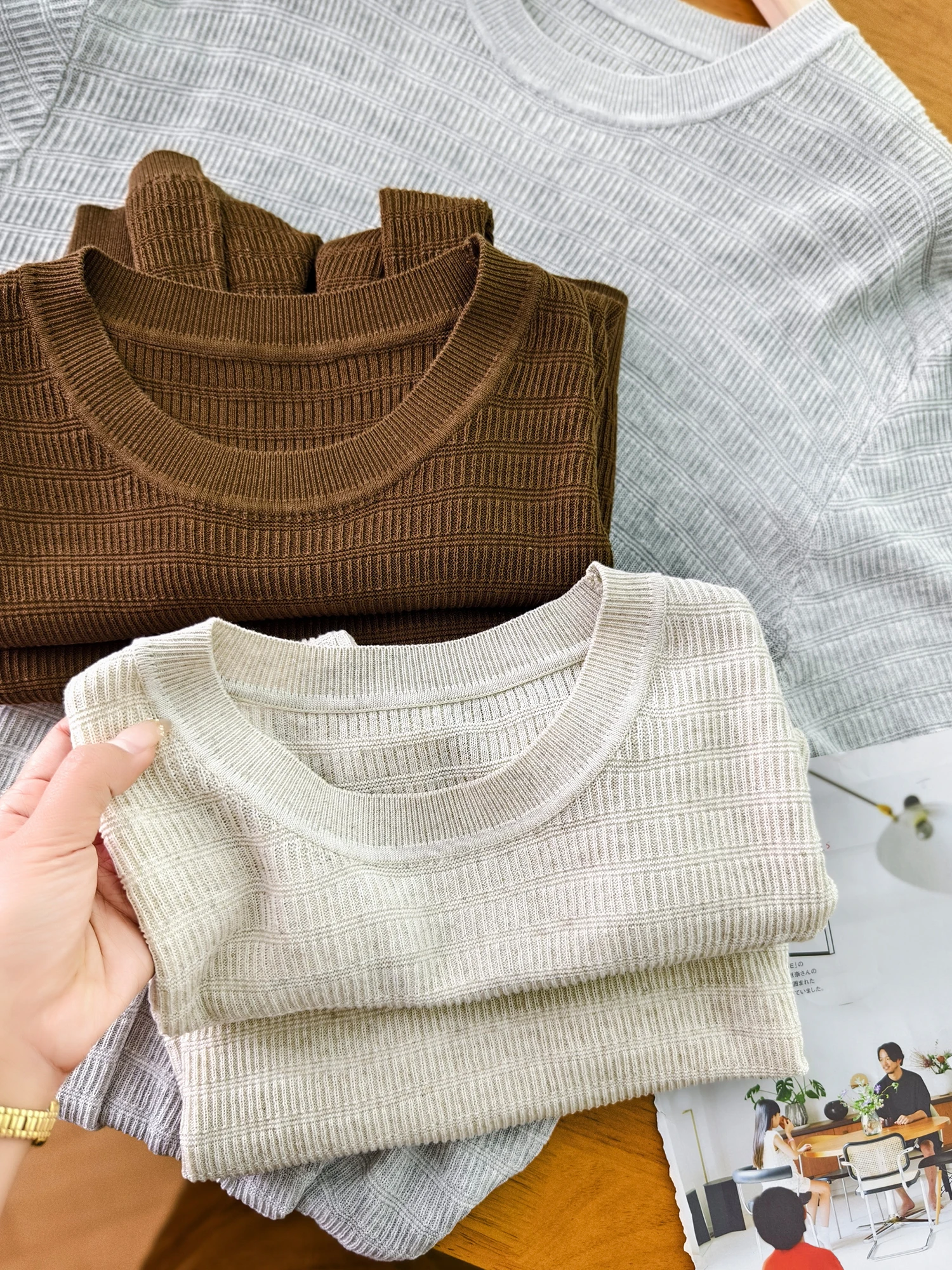 「Tシャツを横から着る」とき、どうやって似合う体型を選び、首よれを防ぐのか？