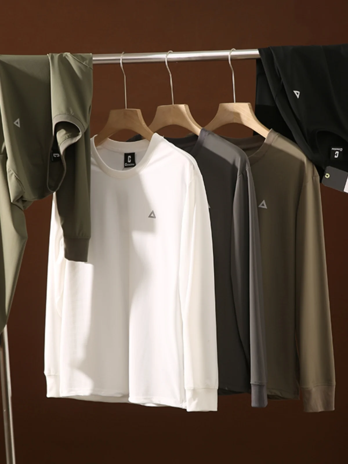 ネイビー Tシ ャツ メンズ：春夏用カジュアルTシャツの実用性と選定基準